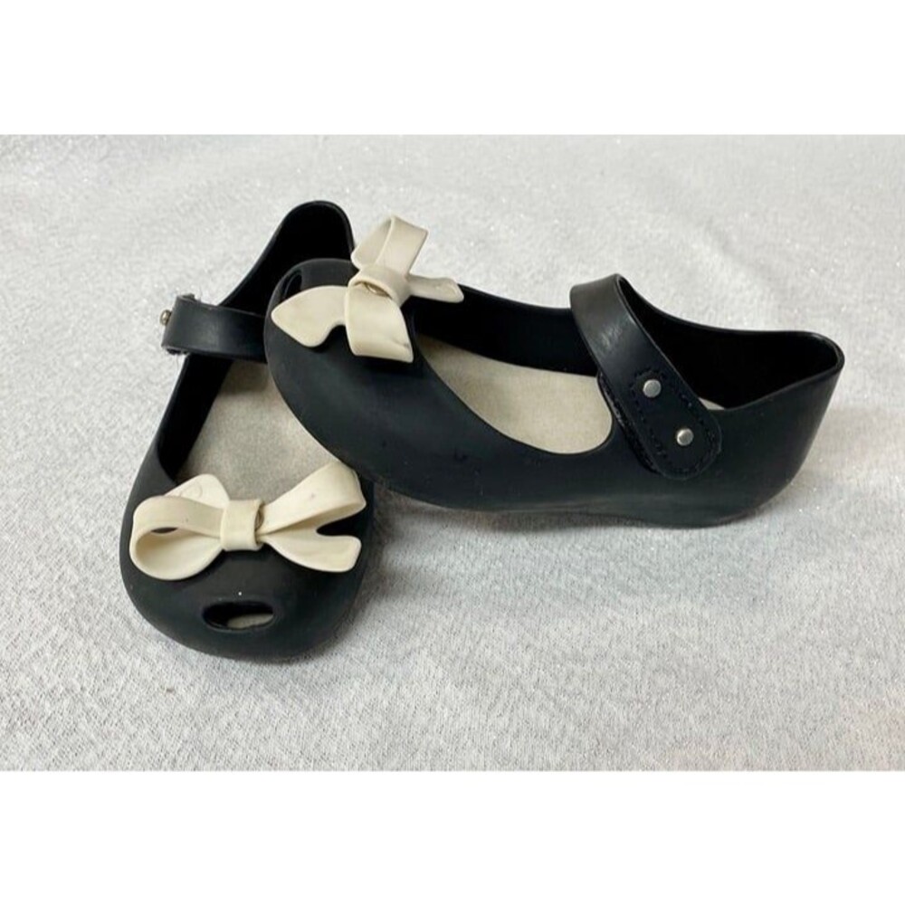 Mini Melissa black with cream bow girls jelly shoes. Size 8.
